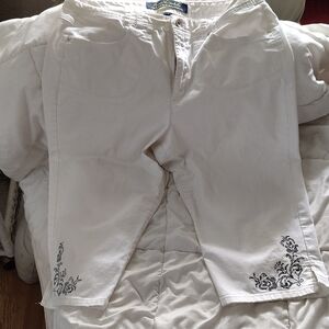 Gloria Vanderbilt Off-White Trousers with Silver Button